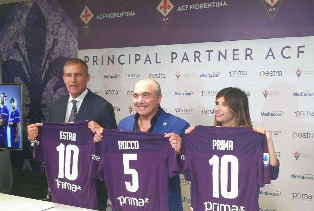 FOTO FV, Commisso mostra sponsor su maglie