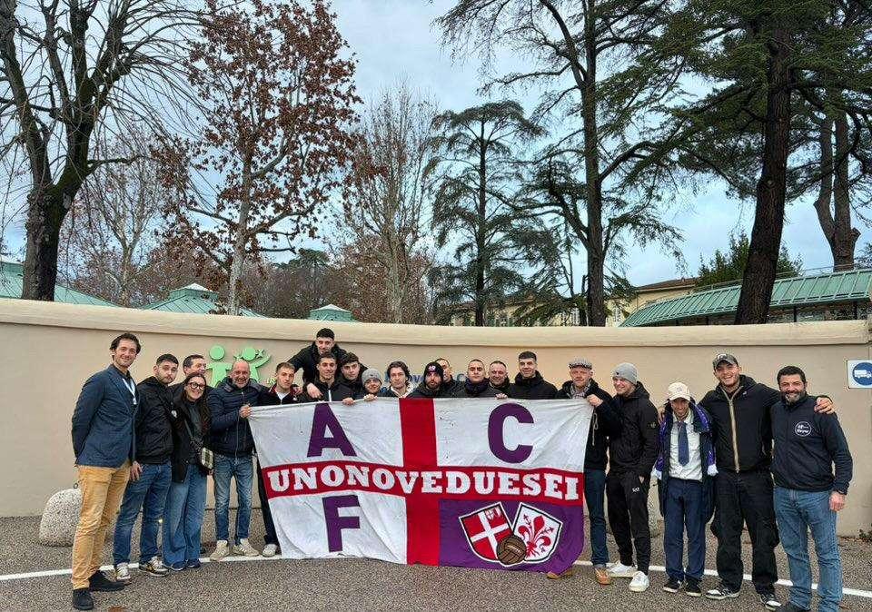 La Curva Fiesole in visita all'ospedale Meyer: tanti doni per bimbi e infermieri