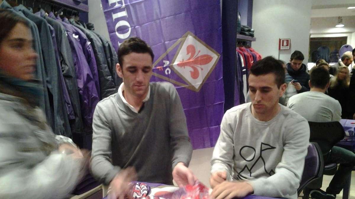 FOTO FV, Gonzalo e Vecino firmano autografi