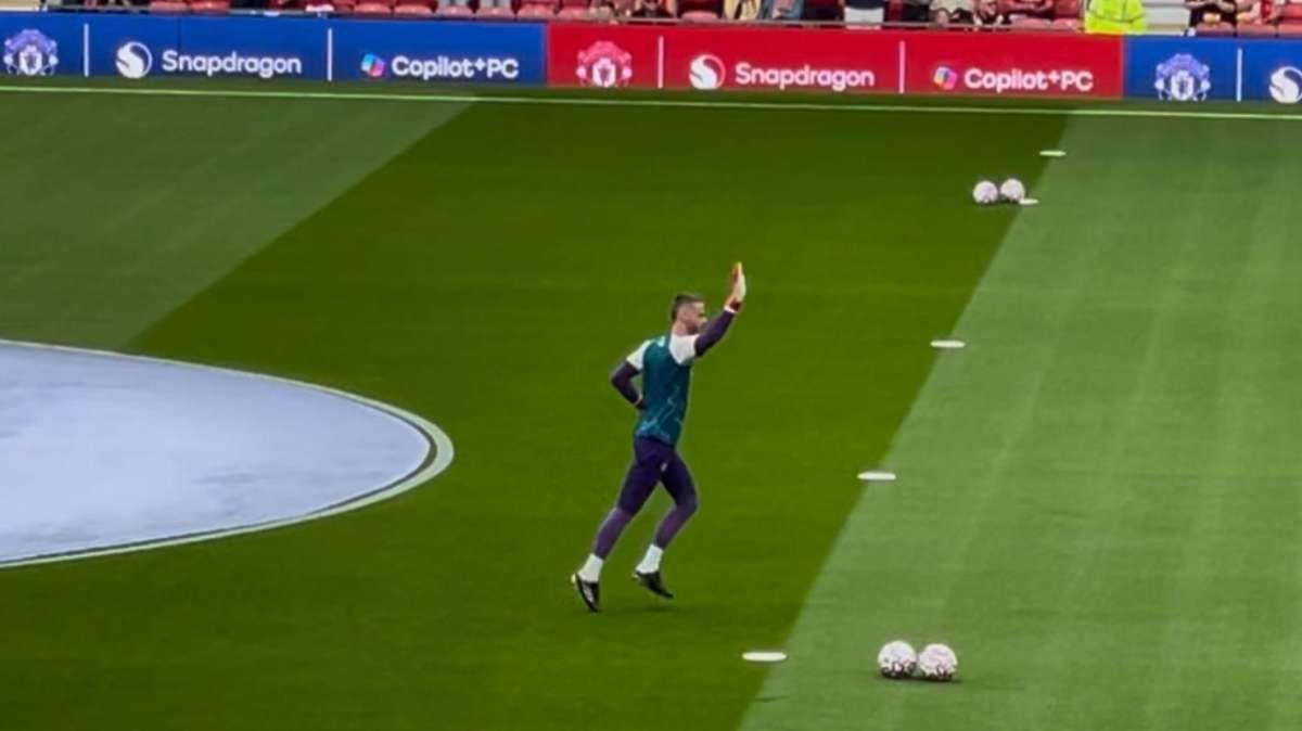 Accoglienza da brividi per David De Gea all'Old Trafford (video)