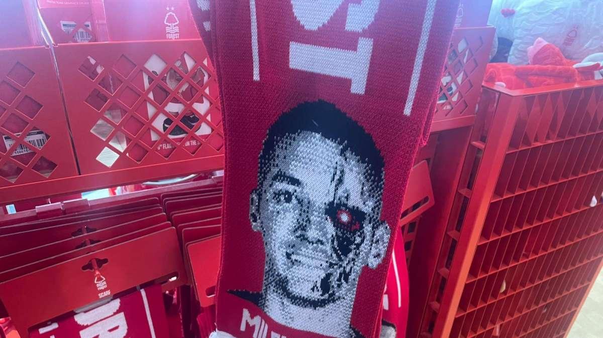 Milenkovic ritratto nelle sciarpe del Nottinham: lo scatto dallo store ufficiale
