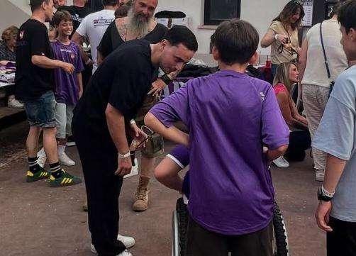 Ultras e solidarietà alla festa viola del Valdarno: una nuova carrozzina donata a un piccolo tifoso anche grazie alla Joe Barone Foundation