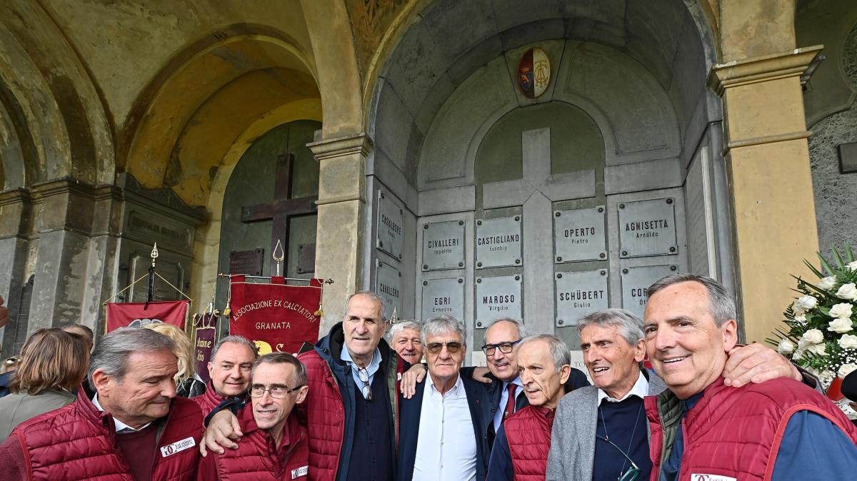 Torino, squadra fischiata a Superga. Poi il canto 'C'è solo il Grande Torino'