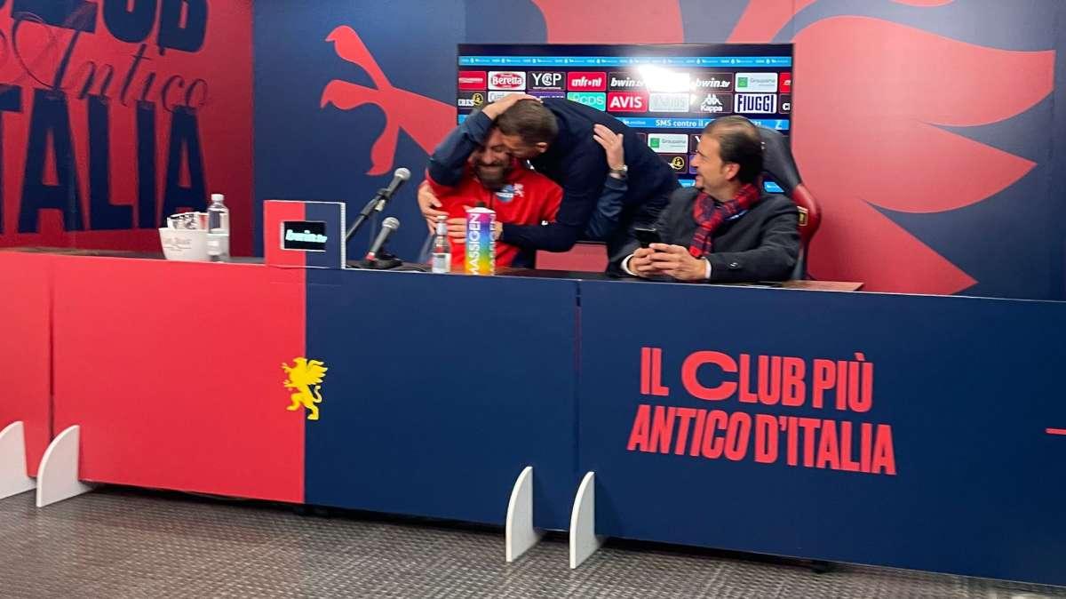 Irruzione di Dzeko in sala stampa per salutare De Rossi: lo scatto dell'abbraccio tra i due