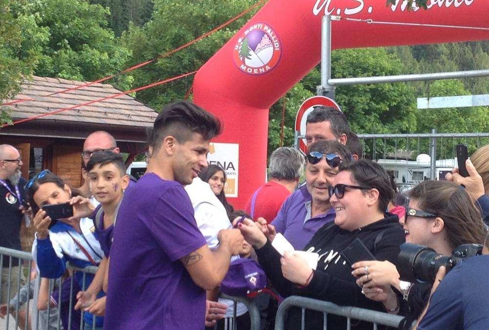 FOTO FV, I viola firmano gli autografi al Village 