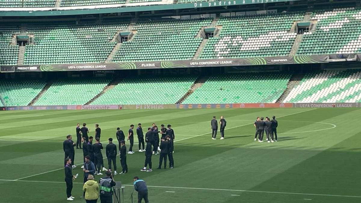La Fiorentina è al Benito Villamarin: le immagini dell'arrivo della squadra viola