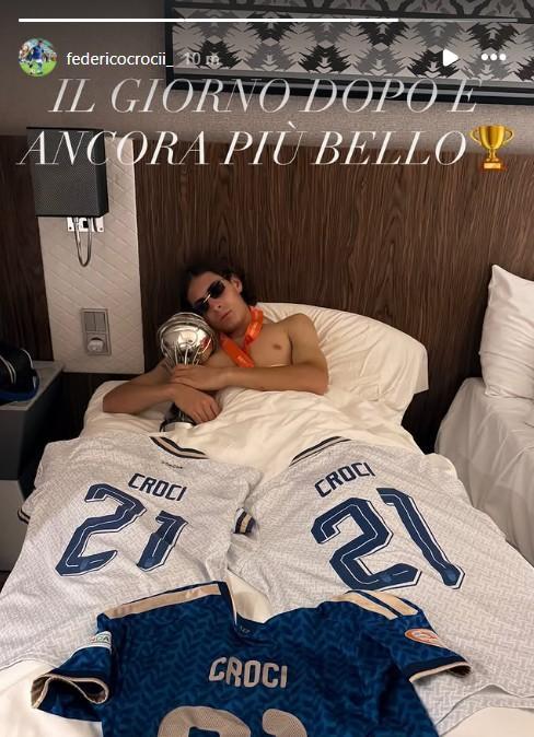 Croci come Messi: a letto con la coppa vinta. Ecco la foto pubblicata su IG