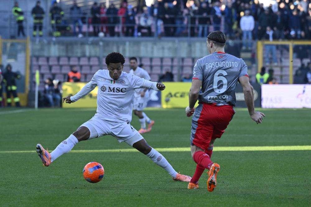 Napoli in ansia per Neres: rischia l'intervento dopo l'infortunio. Assalto a Giovane