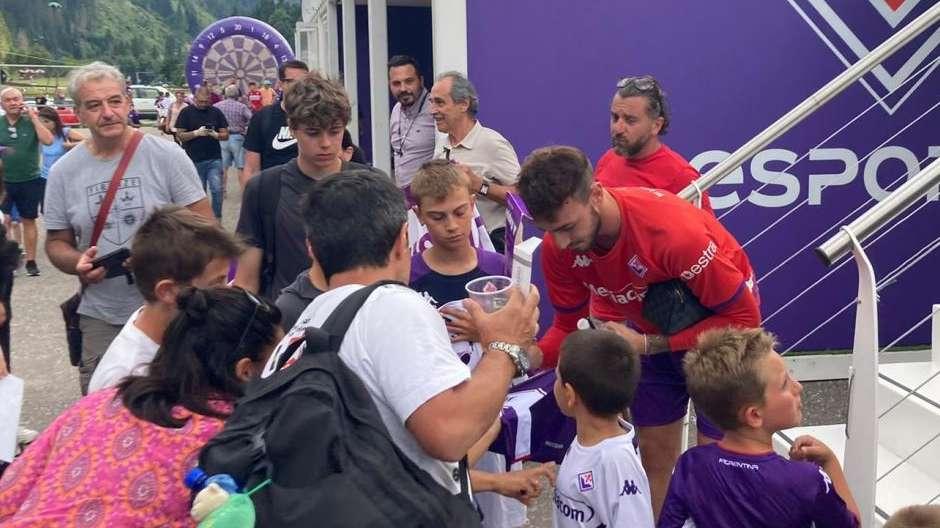 VIDEO FV, Autografi per Castrovilli al Village 