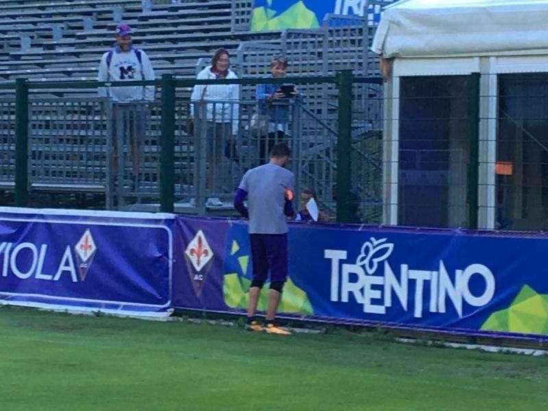 FOTO FV, Sportiello e l'autografo al piccolo tifoso