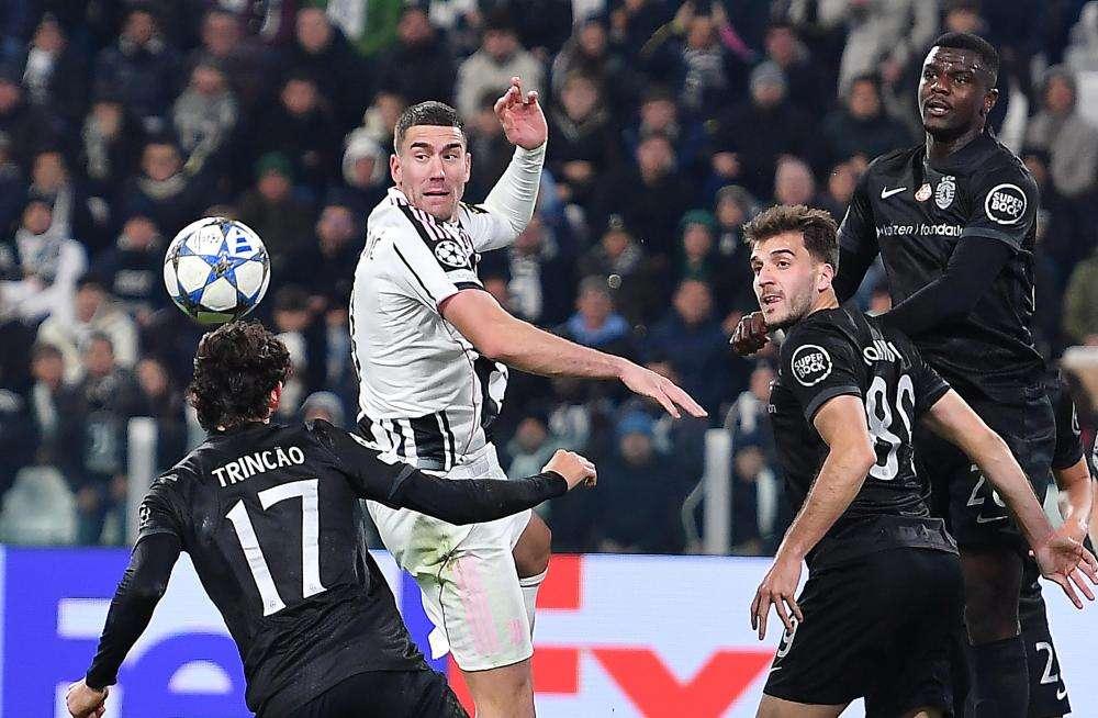 Vlahovic si allena in gruppo con la Juventus: dovrebbe esserci nel derby di Torino
