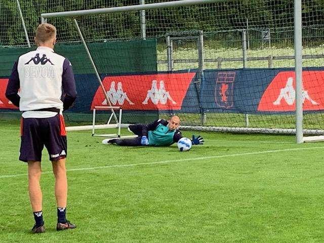 Genoa, ai saluti il portiere Andrenacci e l'attaccante  Flavio Bianchi