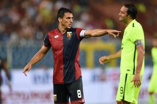 Burdisso a Sky: "È difficile essere un calciatore di sinistra ed avere parcheggiata fuori una Mercedes"