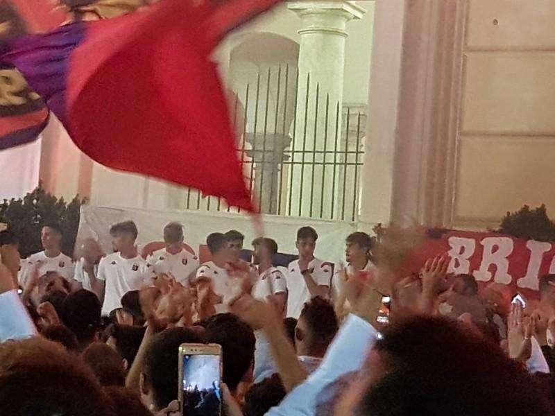 Un migliaio in piazza con la squadra per il compleanno del Genoa