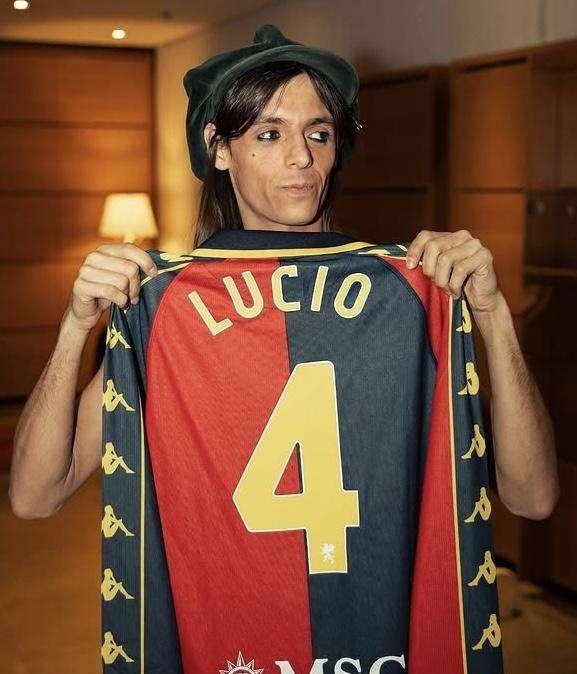 Genoa, consegnata una maglia al cantautore Lucio Corsi