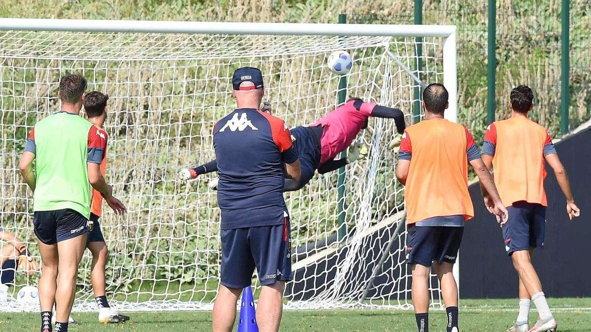 Genoa, palestra e campo al Signorini, squadra che si prepara all'esordio