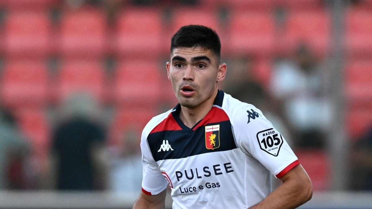 Genoa, il difensore Johan Vasquez in campo con il Messico