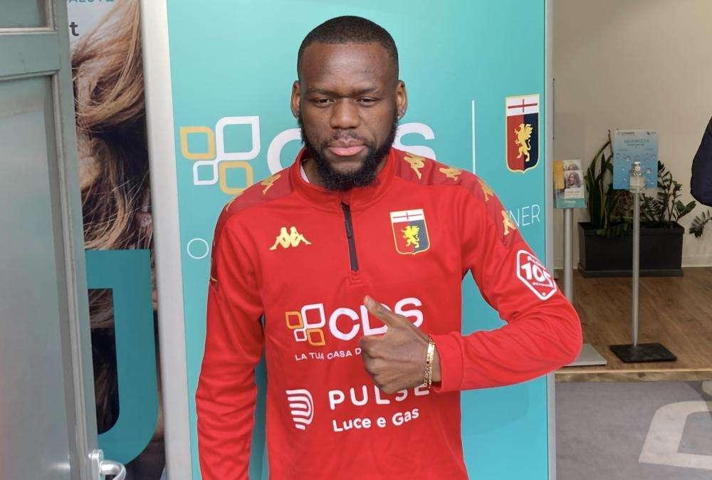 Genoa, il centrocampista Jean Onana arrivato e alle visite mediche 