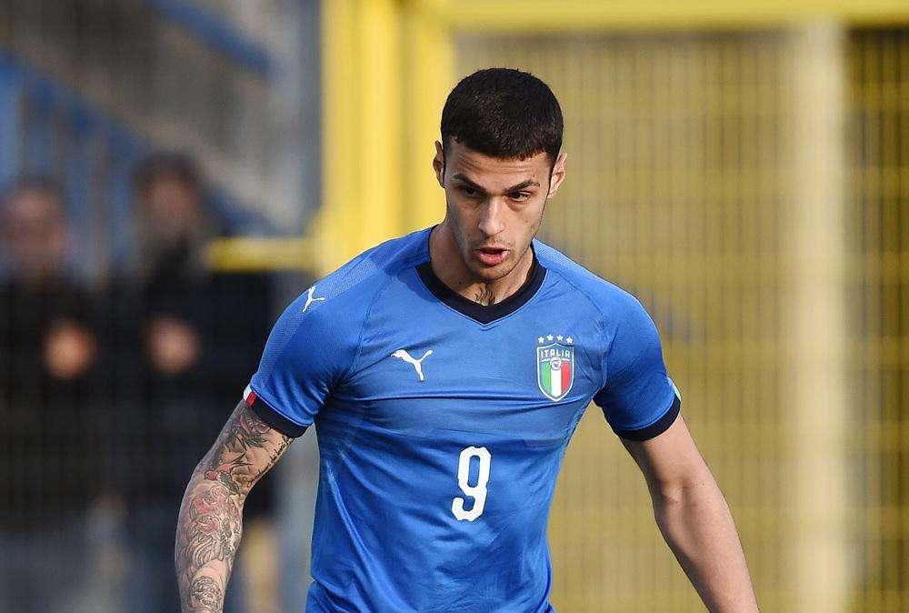 Genoa, preso l'attaccante Scamacca dal Sassuolo; le visite mediche