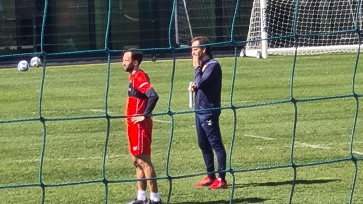 Genoa, buon allenamento davanti a circa 200 tifosi, Aramu in gruppo