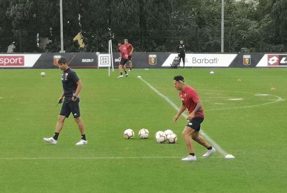 Genoa, Juric in campo; in gruppo Lisandro Lopez, Rolon e Veloso