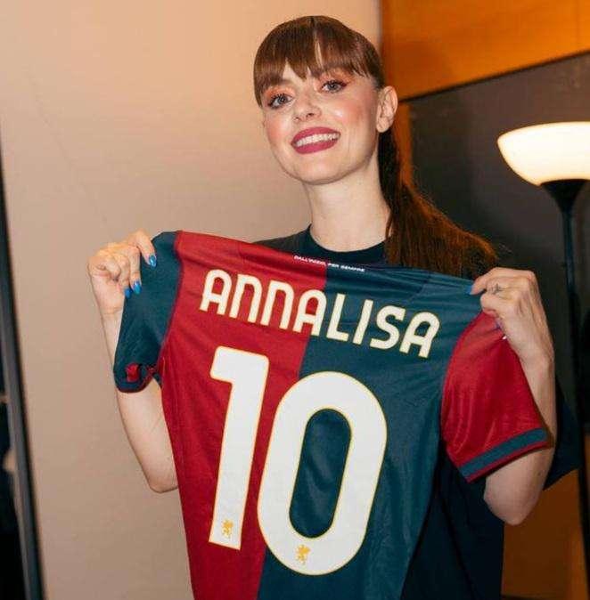 Genoa, ad Annalisa una maglia personalizzata rossoblu