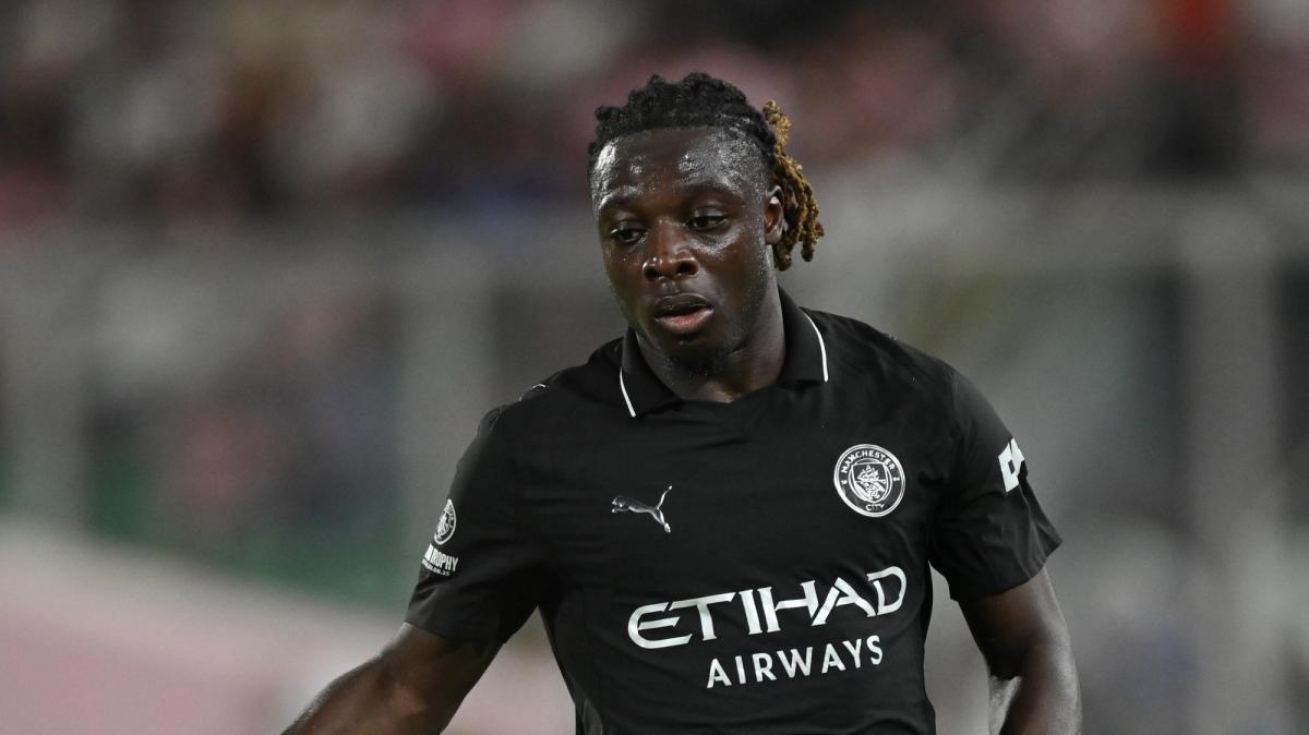 Dal rosso di Gravenberch al gol che spegne Anfield, Doku protagonista in Liverpool-Manchester City
