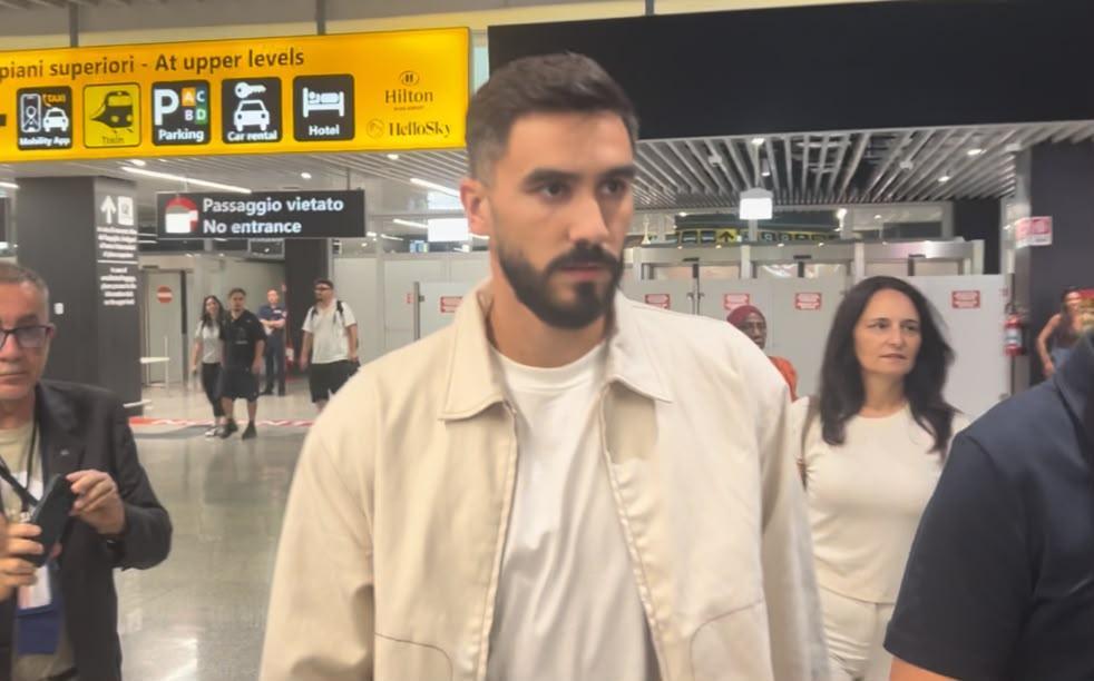 Lazio, ecco Sutalo: il difensore è atterrato a Fiumicino | FOTO E VIDEO