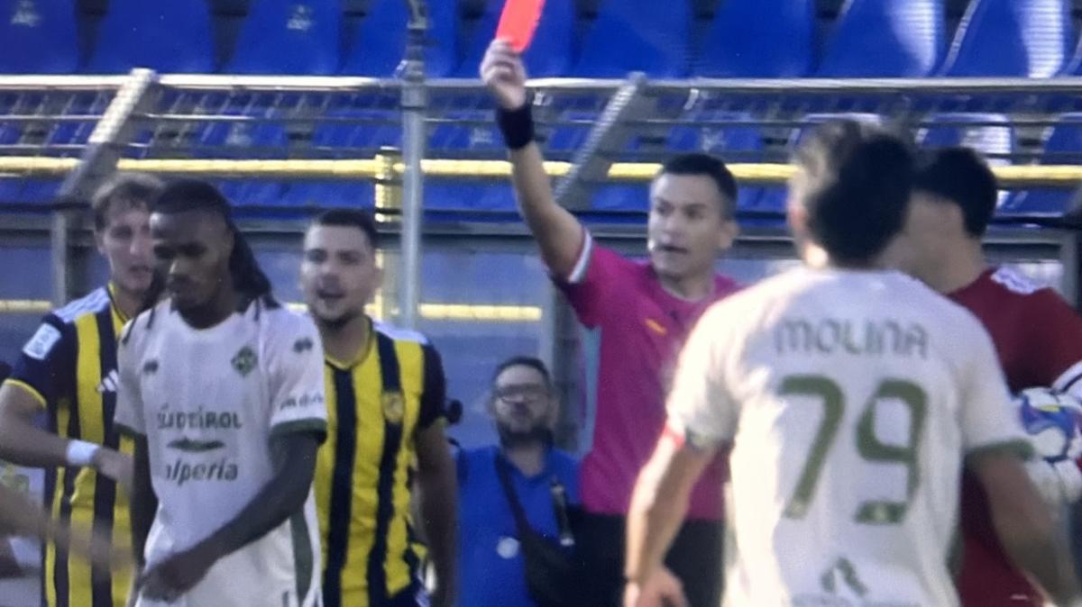 Juve Stabia-Südtirol, rosso diretto per Vasco Lopes per fallo di reazione: cos'è successo