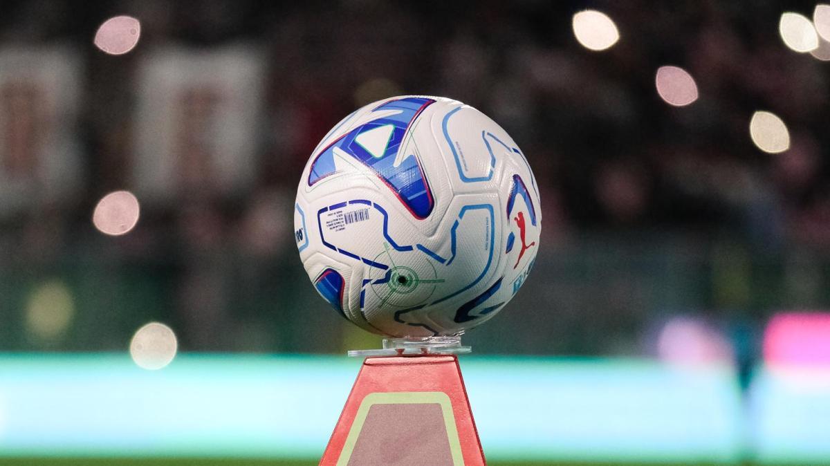 Travolto dal portiere, giocatore del Velez si rompe cinque costole con pneumotorace: è stabile
