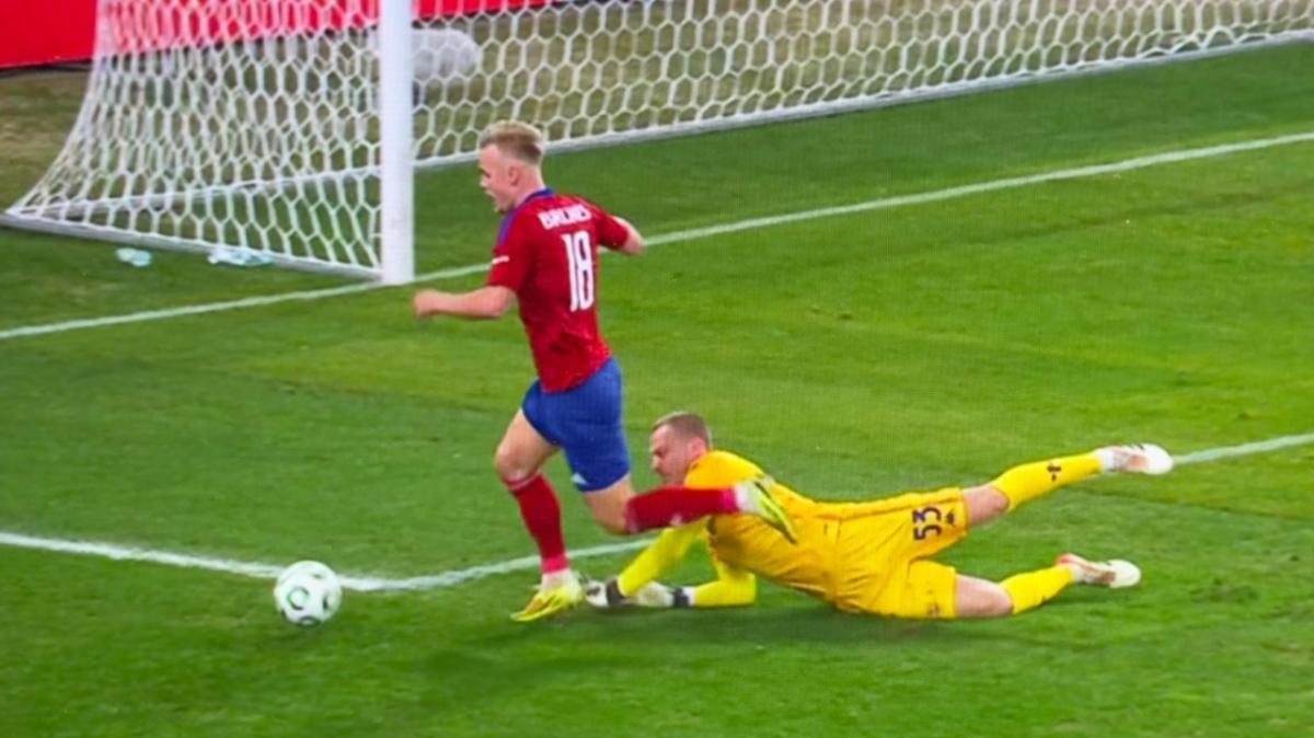Dal rigore conquistato al giallo per simulazione: i minuti finali di Raków-Fiorentina