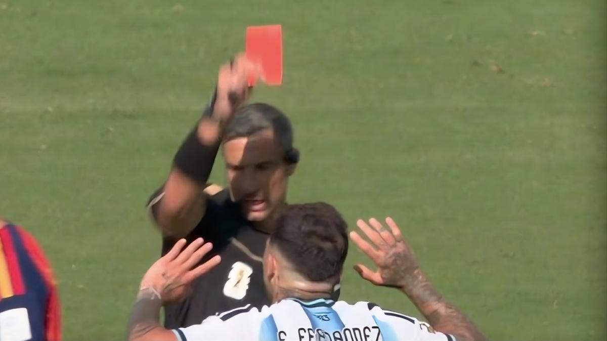 Argentina in 10: espulso Enzo Fernandez all'ultimo minuto dei regolamentari