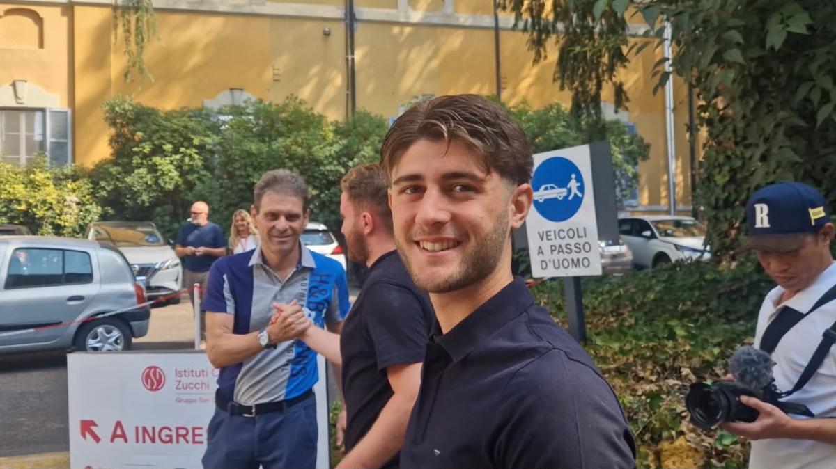 Como, l’arrivo di Mattia Liberali alle visite mediche | FOTO E VIDEO