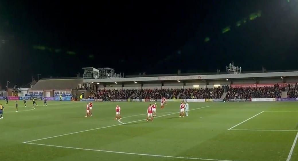 Fleetwood-Arsenal, un drone sorvola il campo: gara prima sospesa poi ripresa, la ricostruzione