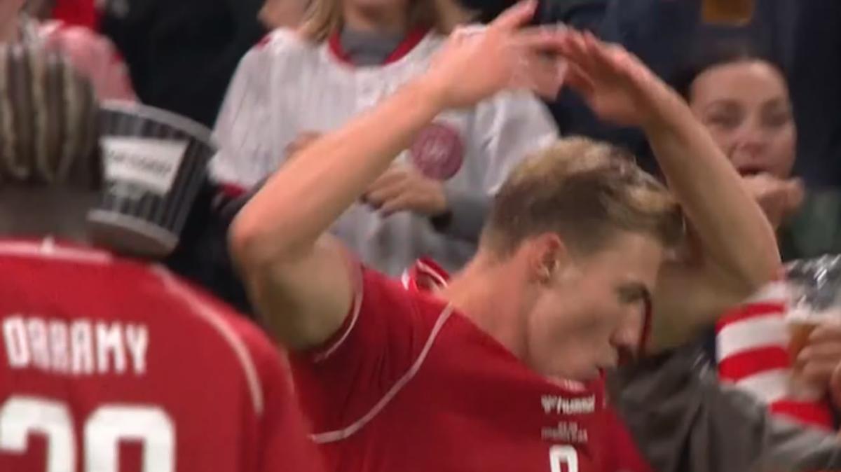 Hojlund segna al Portogallo ed esulta con il "Sium" di Cristiano Ronaldo