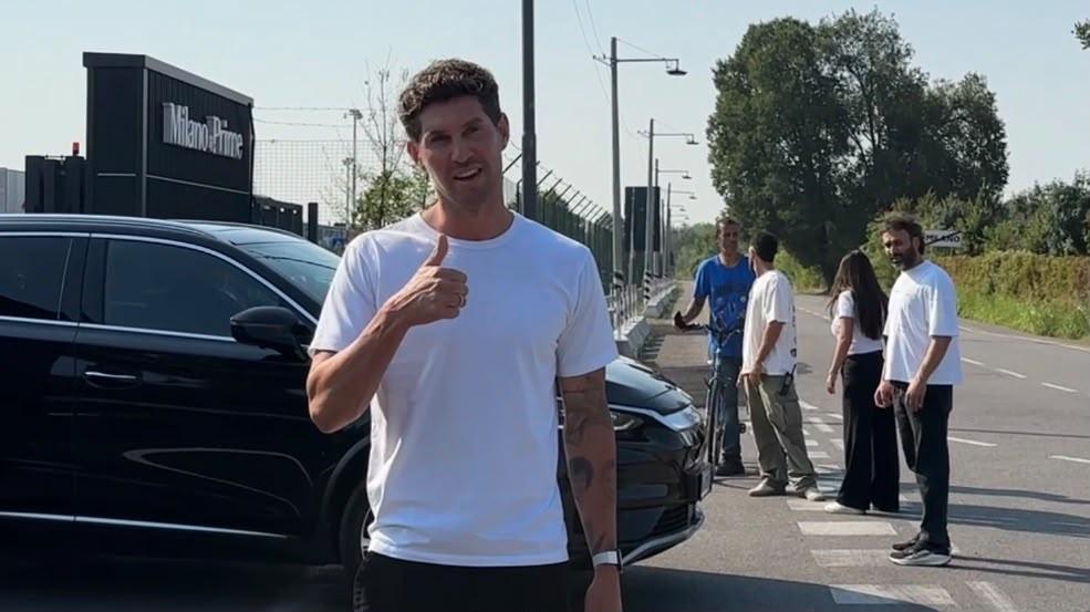 Inter, Stones è in Italia: il difensore è atterrato a Linate | FOTO E VIDEO