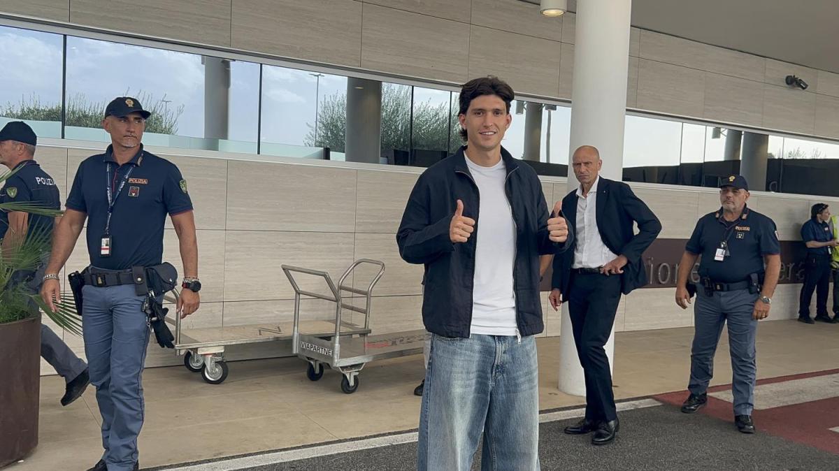 Roma, Balerdi è arrivato nella Capitale: FOTO E VIDEO