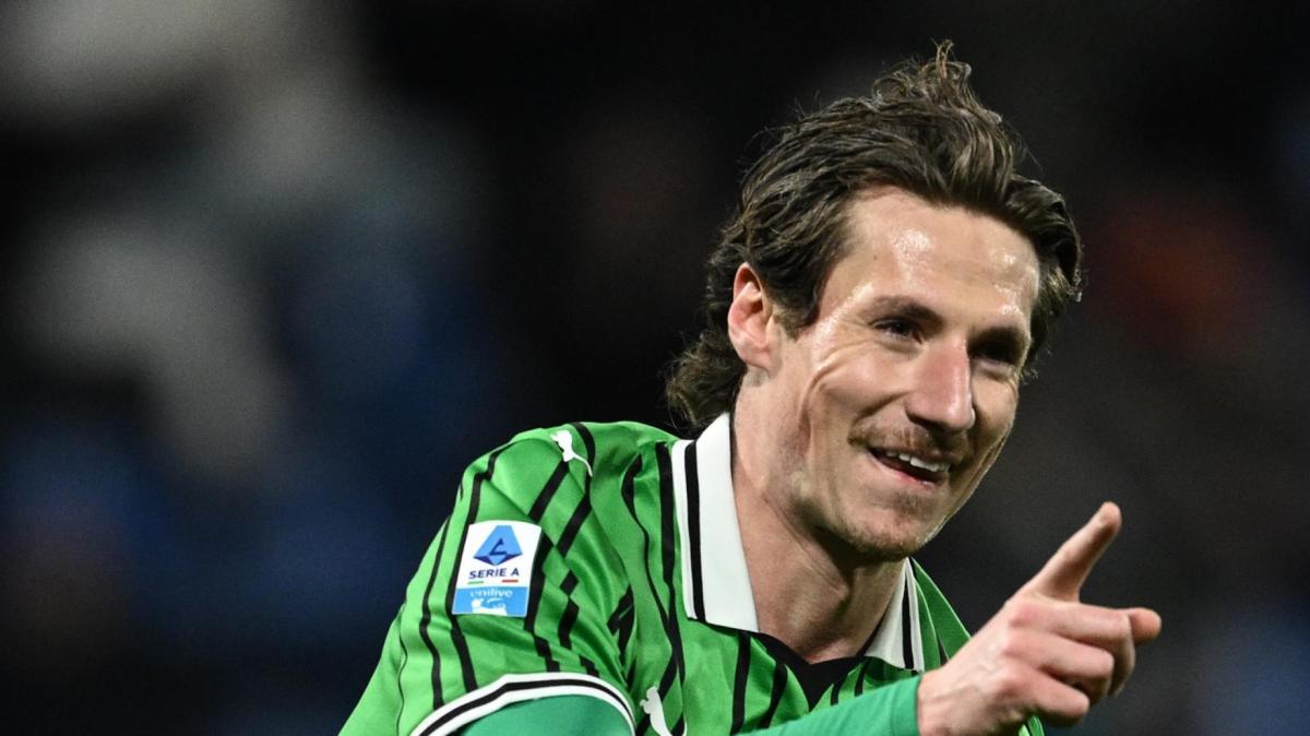 La Lazio prepara l'offerta per Pinamonti: oggi l'incontro con l'agente prima di vedere il Sassuolo