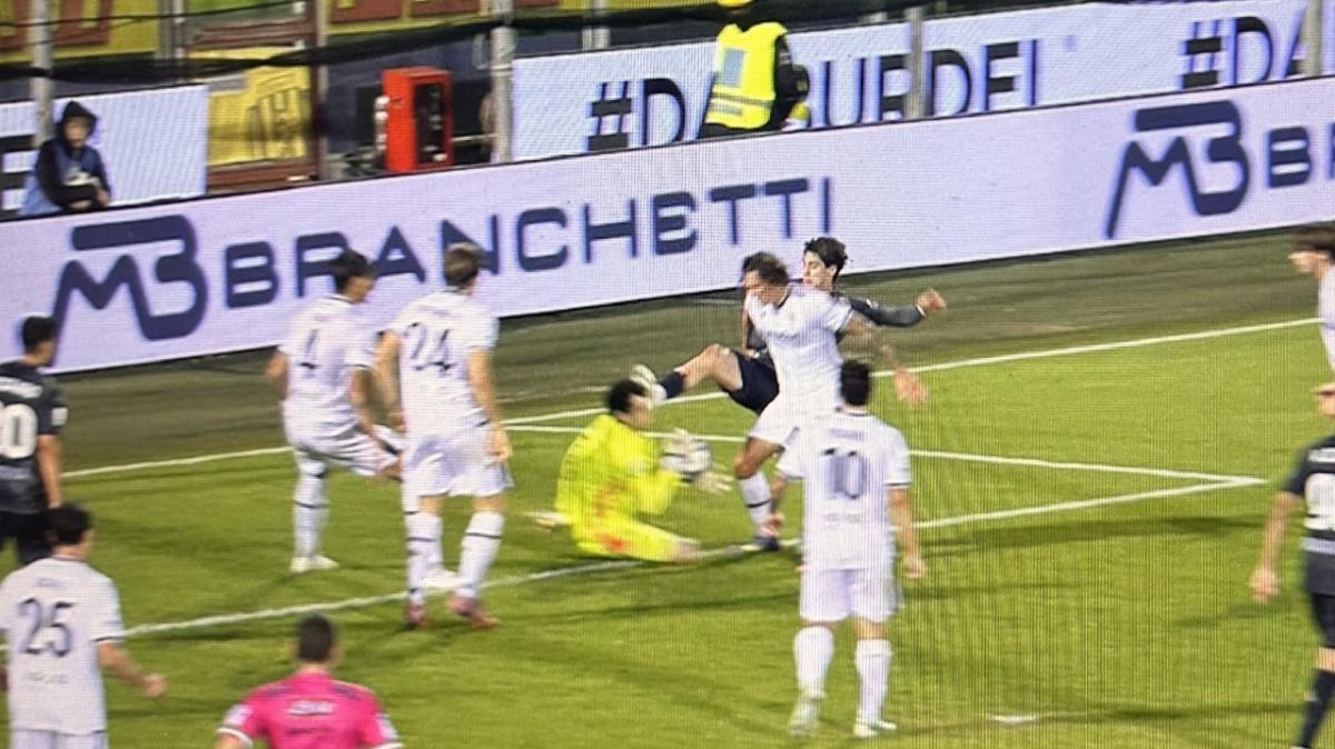Cristian esulta, Stiven causa l'autogol e viene espulso: la serata opposta dei fratelli Shpendi