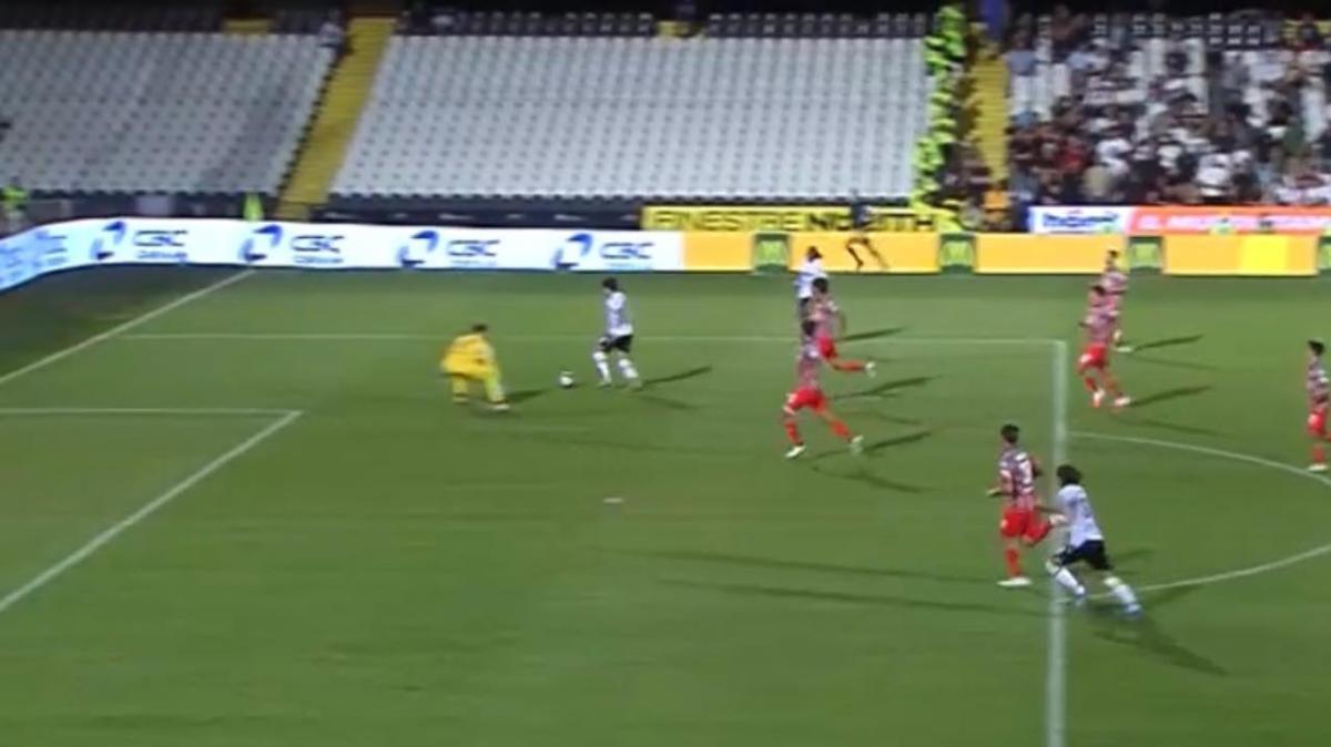 Cesena-Cremonese, gol di Shpendi convalidato dopo il check del VAR