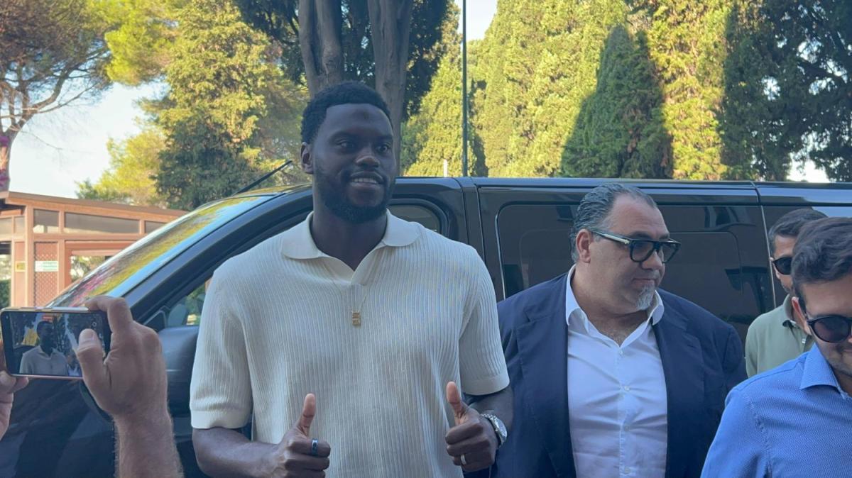 Napoli, l’arrivo di Badiashile a Villa Stuart | FOTO e VIDEO