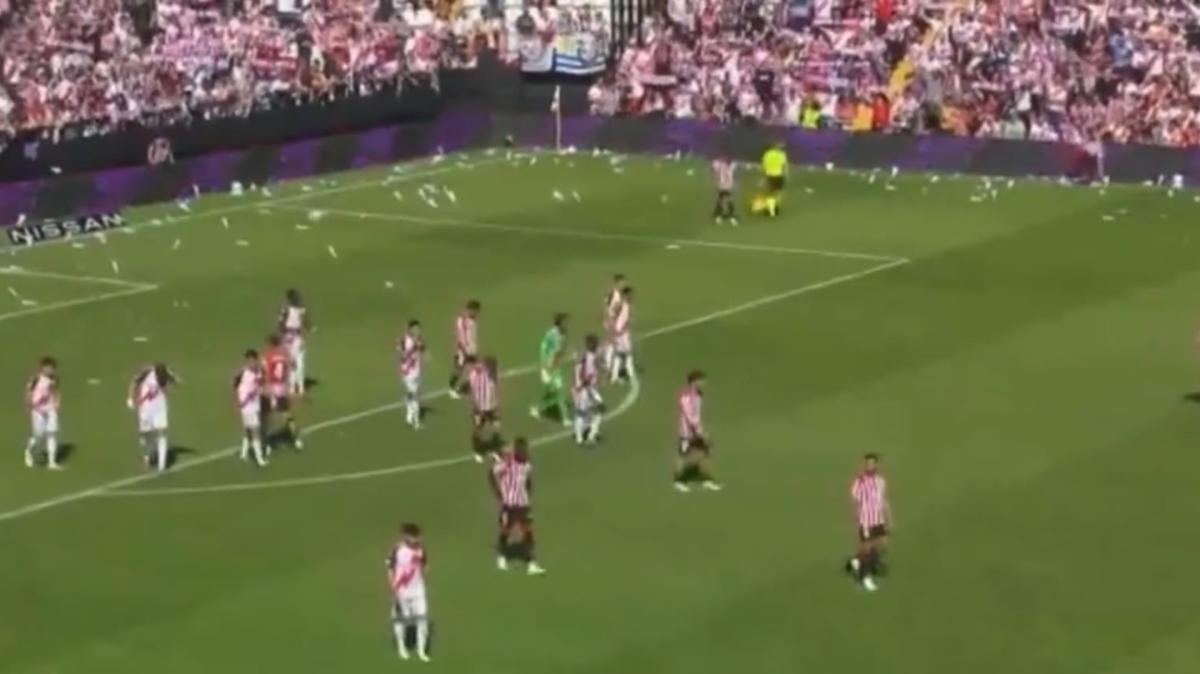 Clamoroso in Liga: Rayo Vallecano-Athletic sospesa per il lancio di aeroplanini di carta in campo