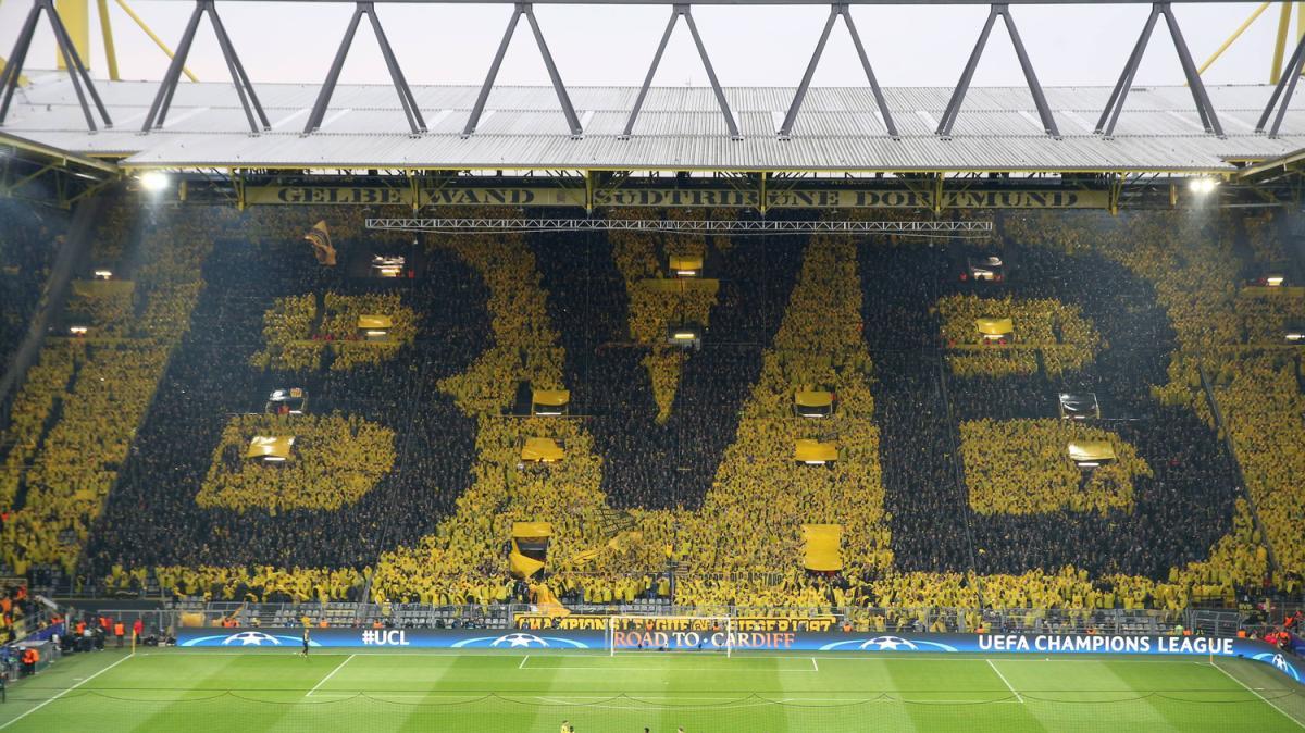 Borussia Dortmund, malore in campo per Karetsas: "Problemi circolatori, sta bene"