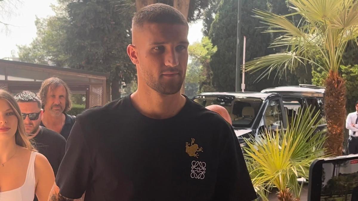 Frosinone, Daniel Bîrligea è arrivato a Villa Stuart per le visite mediche | FOTO e VIDEO