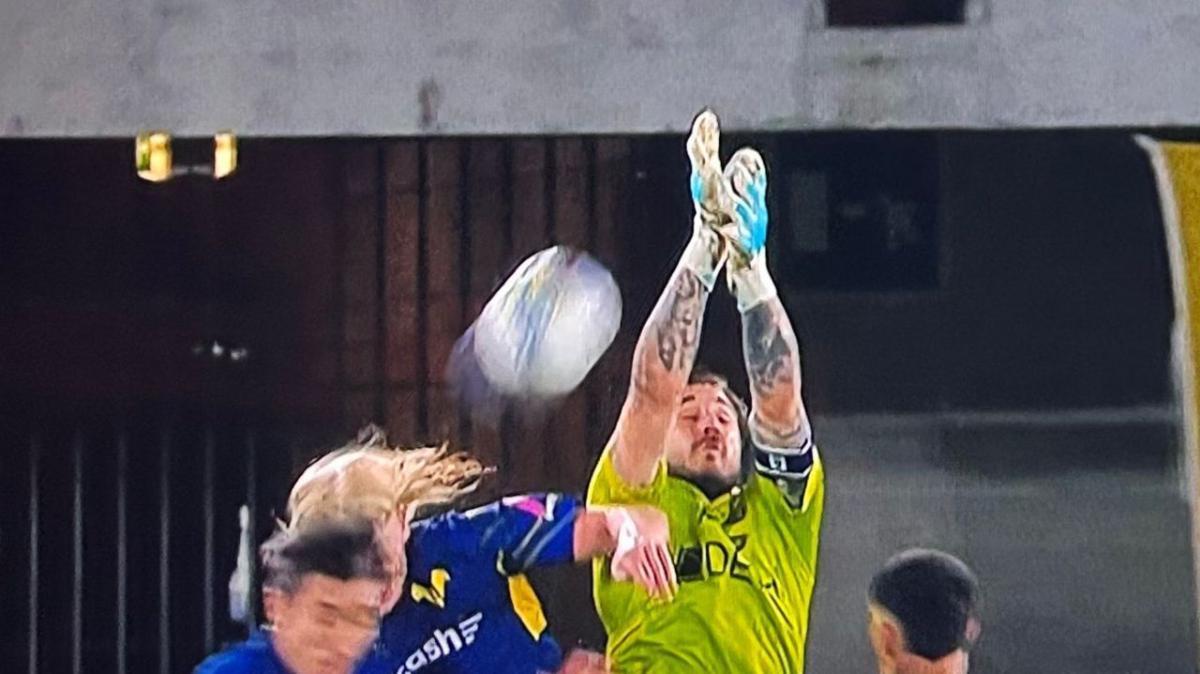 Verona-Lecce, gol annullato a Edmundsson: cosa è successo