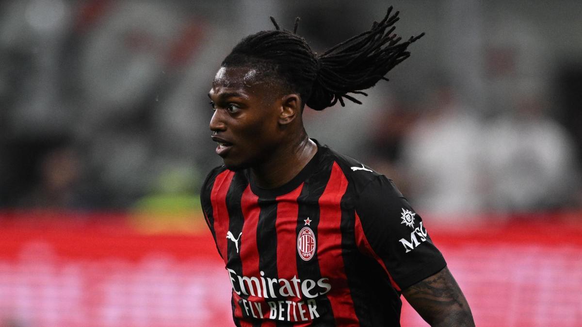 Leao di nuovo in gruppo, ma per il Milan resta sul mercato: è ancora corsa tra Aston Villa e Galatasaray