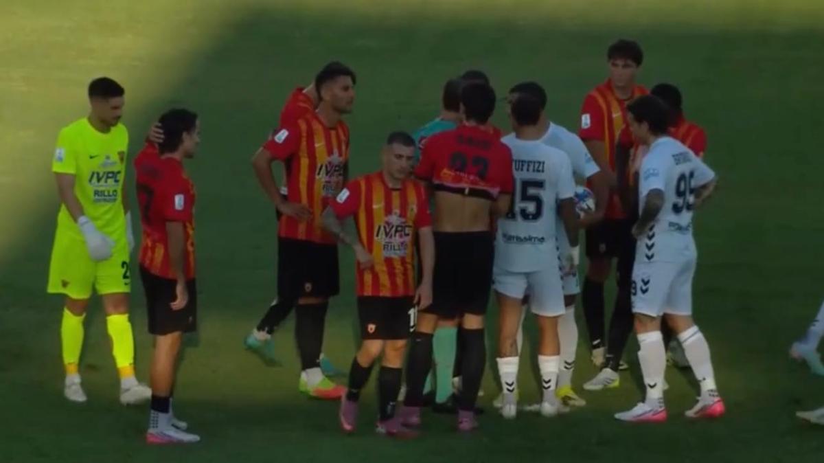 Ascoli-Benevento, rigore revocato ai padroni di casa dopo OFR: l'episodio
