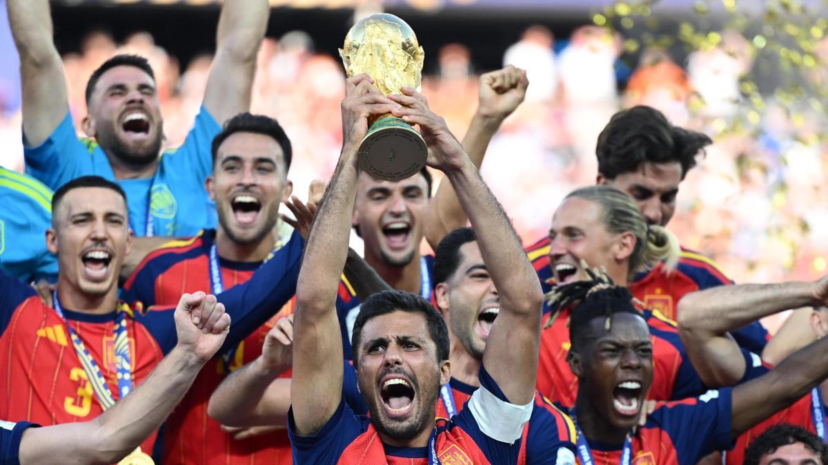 Spagna, un campione del mondo dona il premio per la vittoria del Mondiale ai dipendenti della Federazione