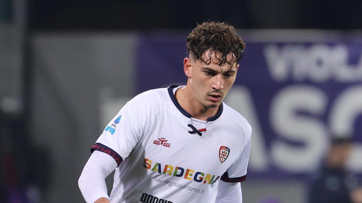 Fallo di mano di Idzes e rigore per il Cagliari: Sebastiano Esposito non sbaglia