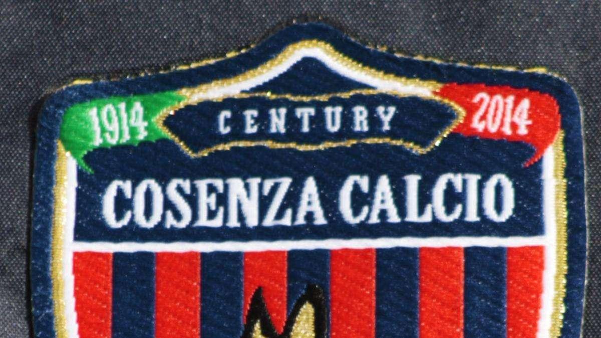 Cosenza, fine stagione amara ai playoff: il club ringrazia squadra, staff e tifosi e rilancia per il futuro 
